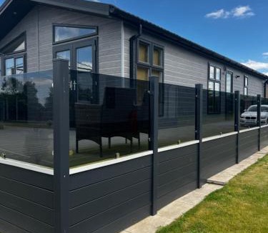 Ellerker Ski Chalet | Sunnydene Country Park