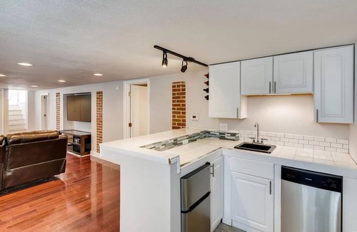 Sunnyside Apartment | Sunnyside/Highlands - Walkable to Everything!