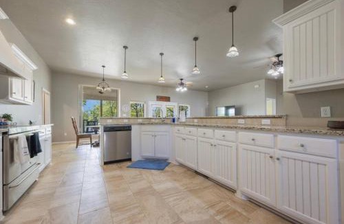 Texanna House | Sunnyside Lakefront with Private Dock at The Cut