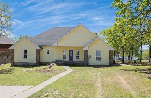 Texanna House | Sunnyside Lakefront with Private Dock at The Cut