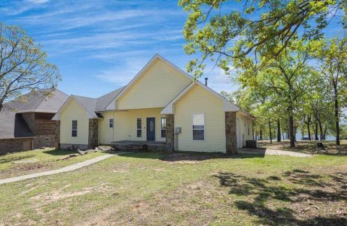 Texanna House | Sunnyside Lakefront with Private Dock at The Cut