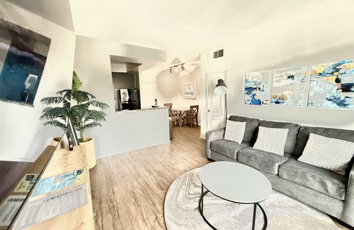 Del Rey Apartment | Sunnyside Up! Gorgeous Pool View with Balcony