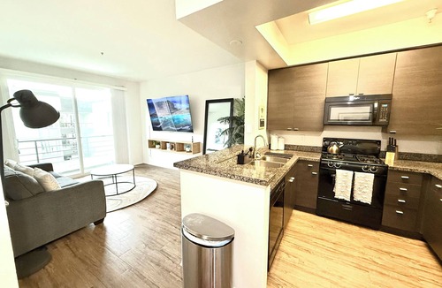 Del Rey Apartment | Sunnyside Up! Gorgeous Pool View with Balcony
