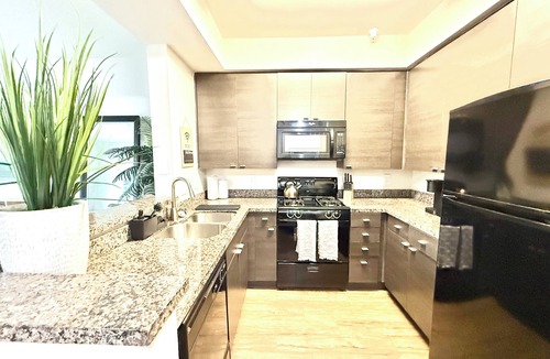 Del Rey Apartment | Sunnyside Up! Gorgeous Pool View with Balcony