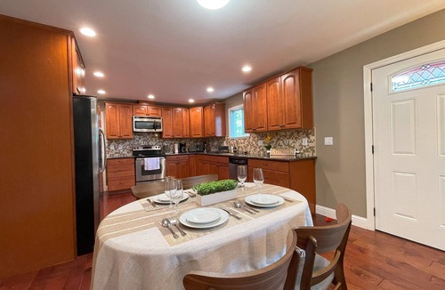 Sunnyvale House | Sunnyvale Great location 2Br/2Bth unit/Kingbed/windows AC