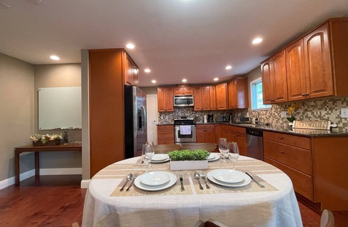 Sunnyvale House | Sunnyvale Great location 2Br/2Bth unit/Kingbed/windows AC