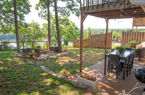 Grove House | Sunrise Bluff Lakefront - in family-friendly area w/great view of Grand Lake