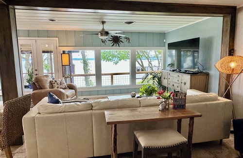 Vinita House | "Sunrise Cottage" Beautiful Lakefront Panoramic View W/Hot Tub and Boat Dock