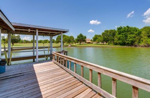 Kerens House | Sunrise Cove RC LLC: Lakefront Home w/2 Casitas!