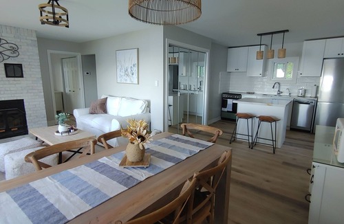 Rossmore Cottage | Sunrise Cove Waterfront Retreat – Luxury Lakefront Escape w/Kayaks & Firepit