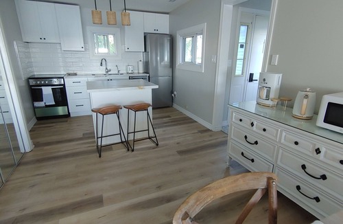 Rossmore Cottage | Sunrise Cove Waterfront Retreat – Luxury Lakefront Escape w/Kayaks & Firepit