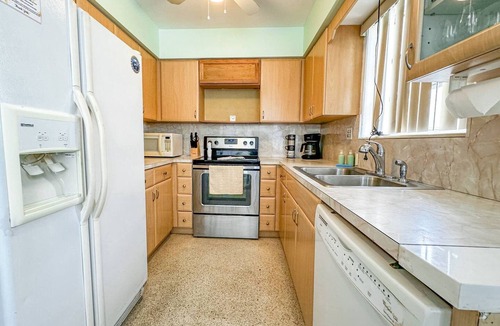 North Beach Apartment | Sunrise Delight –Pet-Friendly, 2-Min Walk to Beach