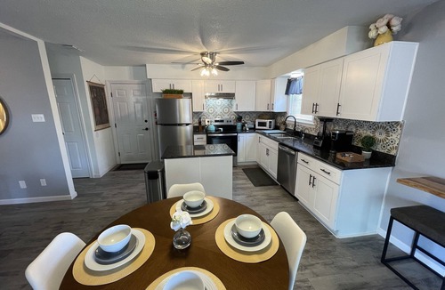 Roswell House | Sunrise Experience w/King Size Bed & Pet Friendly