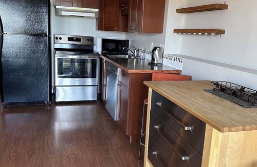 Cochrane House | Sunrise Home with Mountain View/Hot Tub