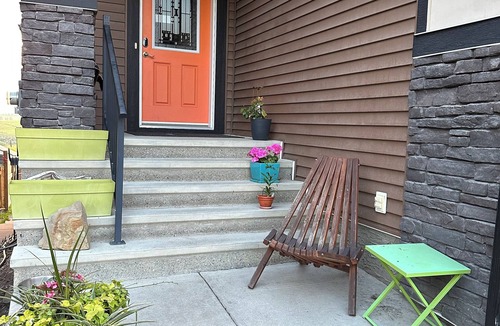 Cochrane House | Sunrise Home with Mountain View/Hot Tub