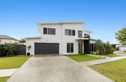 Kingscliff House | Sunrise Mansion with Pool