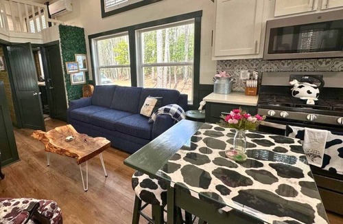 Mentone House | Sunrise, Mountain & Farm View | Heated Tub/Pool