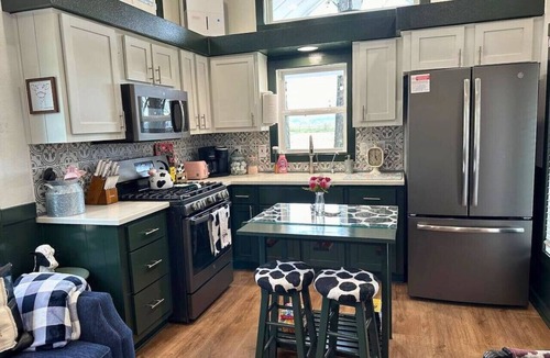 Mentone House | Sunrise, Mountain & Farm View | Heated Tub/Pool