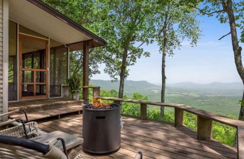 Jasper House | Sunrise Mountain Retreat-Summer Getaway in Jasper with a Hot Tub