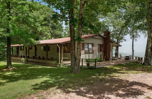 Jasper House | Sunrise Mountain Retreat-Summer Vacation with Hot Tub