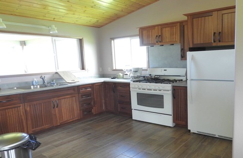 Pepeekeo House | Sunrise over the ocean with private pool