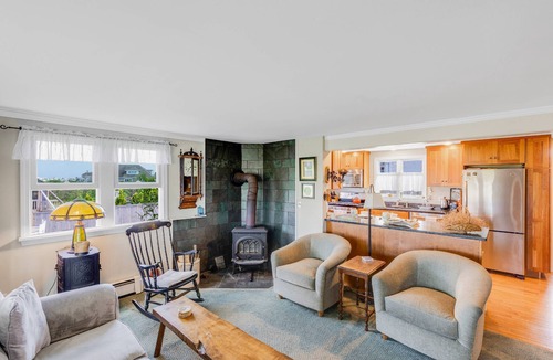 Newburyport House | Sunrise Paradise: Rooftop Deck with 360° Sunrise & Sunset Views, Garden Dining