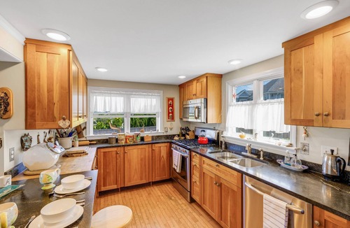 Newburyport House | Sunrise Paradise: Rooftop Deck with 360° Sunrise & Sunset Views, Garden Dining