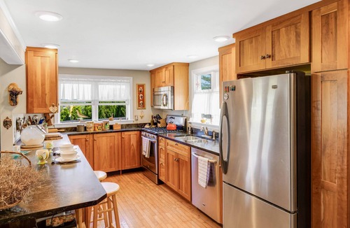 Newburyport House | Sunrise Paradise: Rooftop Deck with 360° Sunrise & Sunset Views, Garden Dining