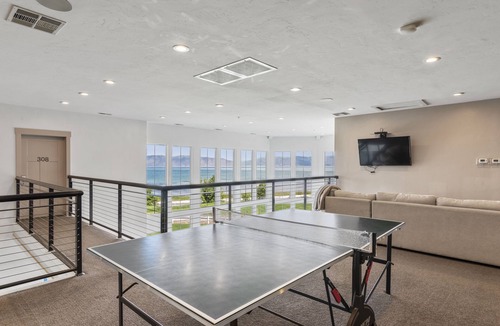 Harbor Village Hotel | Sunrise Resort Room #202 | 1 Bed, 1 Pull out, 1 Bath