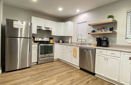 Kemp Cottage | Sunrise Retreat @ Cedar Creek Lake! Hot tub, kayak, SUP, firepit, fishing