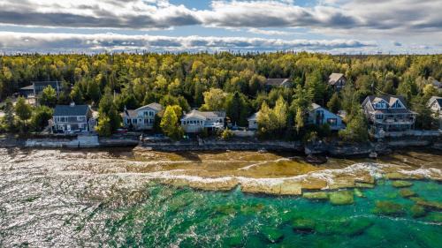 Lion's Head House | Sunrise Retreat HOT TUB AC Georgian Bay