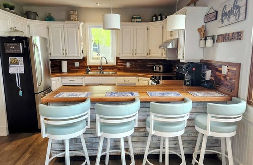 Leamington Cottage | Sunrise Retreat - Lakefront Cottage w/Hot Tub