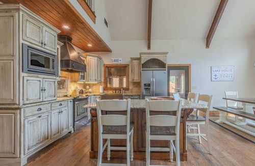 Reed Creek House | Sunrise Retreat - Luxury Lakefront Retreat - Hot Tub, Outdoor Fireplace