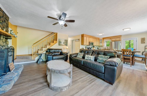 Huddleston House | Sunrise Retreat - Sleeps 12, Lakefront Home with Hot Tub