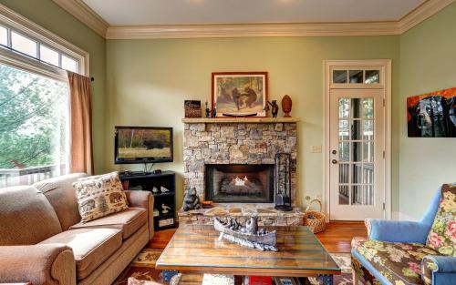 Big Canoe House | Sunrise Ridge - Read Fireside Lounge on the Screened Deck