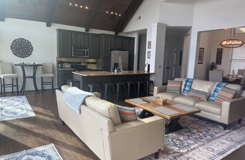Cadiz House | Sunrise Serenity Luxury Lake House, Incredible Views! Private Dock Lake Barkley