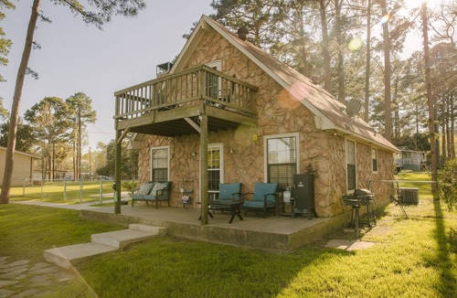 Chandler House | Sunrise Shores - Waterfront Cottage sleeps 8.