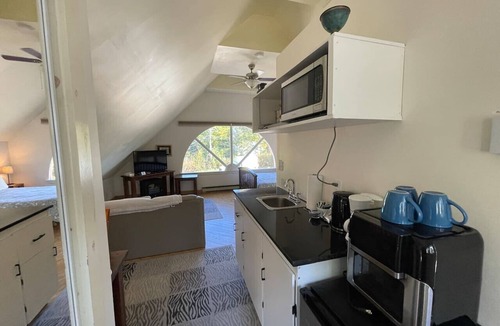 Wolfville Bed & Breakfast | Sunrise Suite - Jacuzzi, Kitchenette, DT