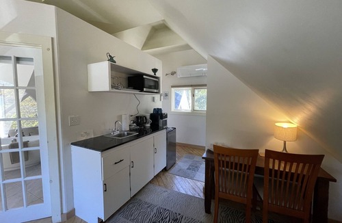 Wolfville Bed & Breakfast | Sunrise Suite - Jacuzzi, Patio, Downtown