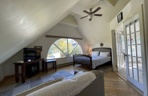 Wolfville Bed & Breakfast | Sunrise Suite - Jacuzzi, Patio, Downtown