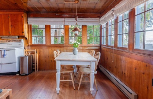 Greenbank Cabin | Sunrise View Waterfront Cabin