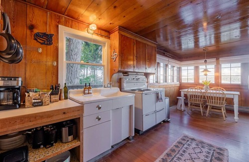 Greenbank Cabin | Sunrise View Waterfront Cabin