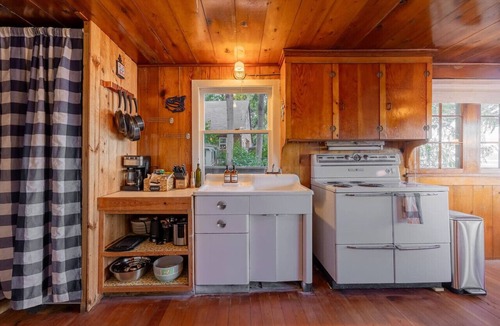 Greenbank Cabin | Sunrise View Waterfront Cabin