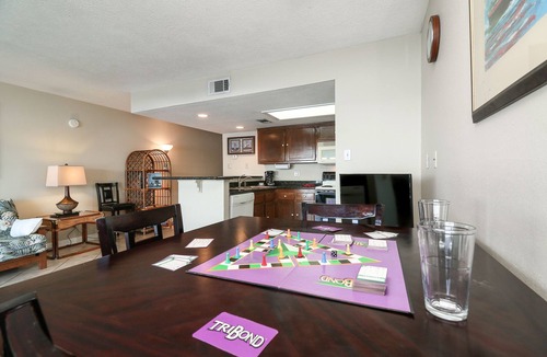 Seven Coves Condo | ☀️Sunrise View ⛱Waterfront Balcony❤️Lake Getaway❤️
