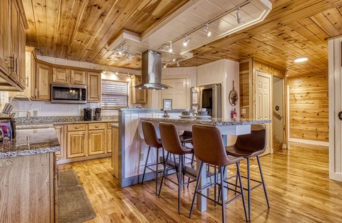 Sevierville Ski Chalet | 🌈Sunrise Views + Theater + Mini Golf +Hot Tub + Pets