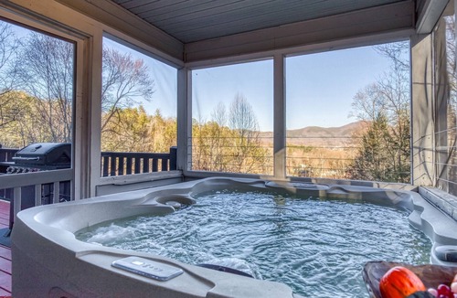 Sevierville Ski Chalet | 🌈Sunrise Views + Theater + Mini Golf +Hot Tub + Pets