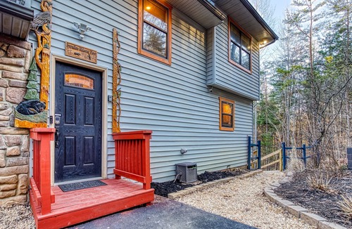 Sevierville Ski Chalet | 🌈Sunrise Views + Theater + Mini Golf +Hot Tub + Pets