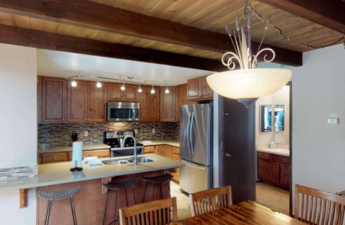 Tennis Village Condo | Sunriver Lodge with A/C, Fireplace & BBQ