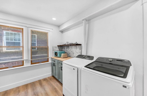 Niagara Falls Apartment | Sunroom~ 500mbps ~record player ~Office ~Keurig