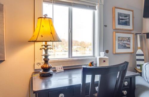 Monticello Apartment | Sunroom and Dock Access at Lake Freeman Studio!